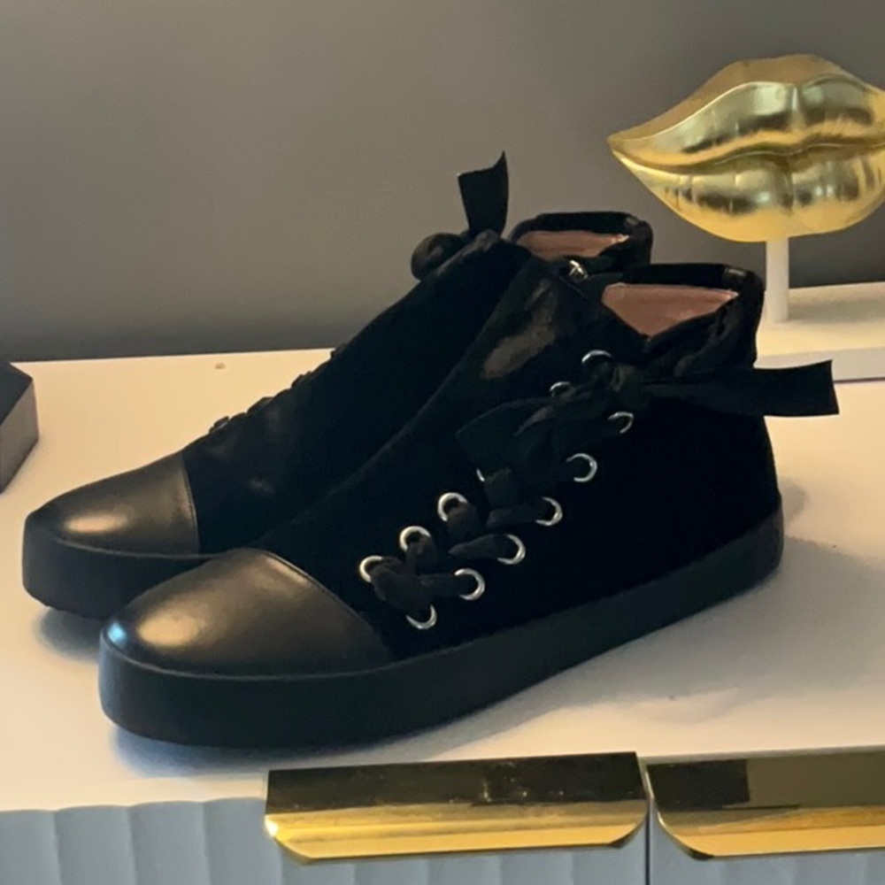 Avec Les Filles Black Low-Top Sneakers Sleek Design